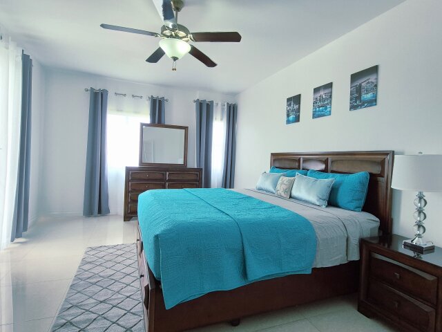 Stylish 2 Bedrooms Penthouse Suite with Balcony Apartments Surbiton