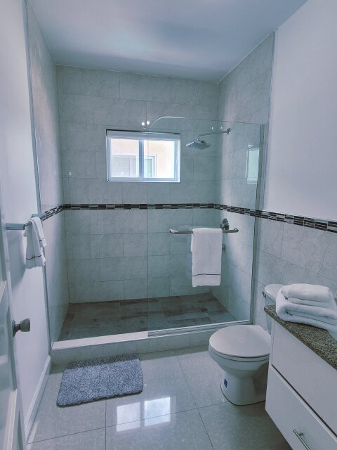 Stylish 2 Bedrooms Penthouse Suite with Balcony