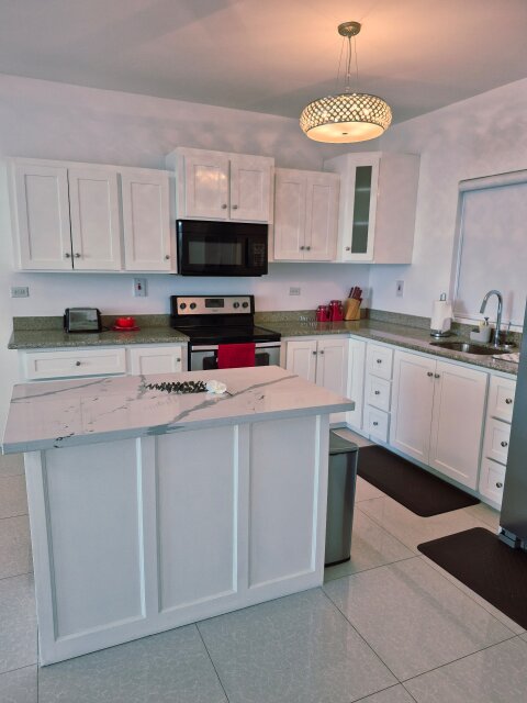 Stylish 2 Bedrooms Penthouse Suite with Balcony