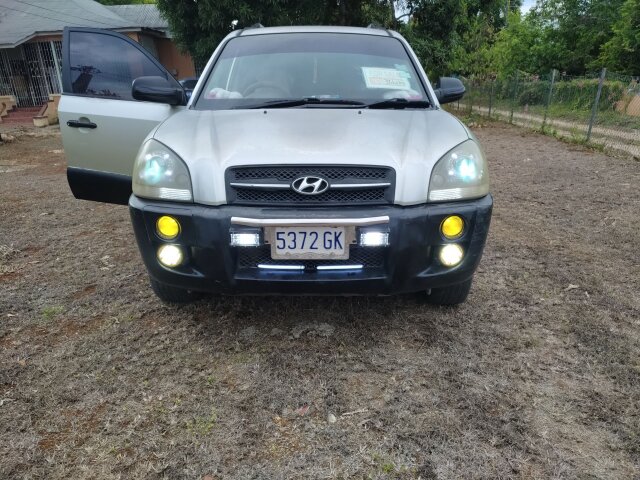 2005 Hyundai Tucson 4-cylinder 2.0l Vans & SUVs May Pen