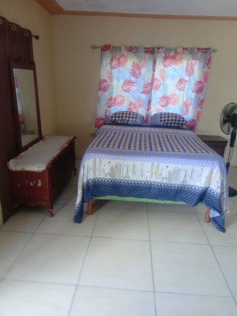 Convenient 1 Bedroom Bachelor Unit in Kingston 8