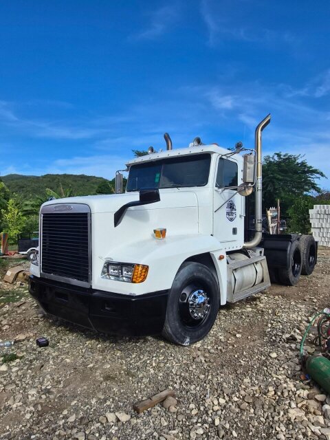 2001 Freightliner FLD120