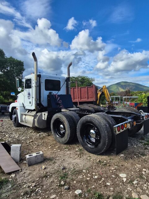 2001 Freightliner FLD120