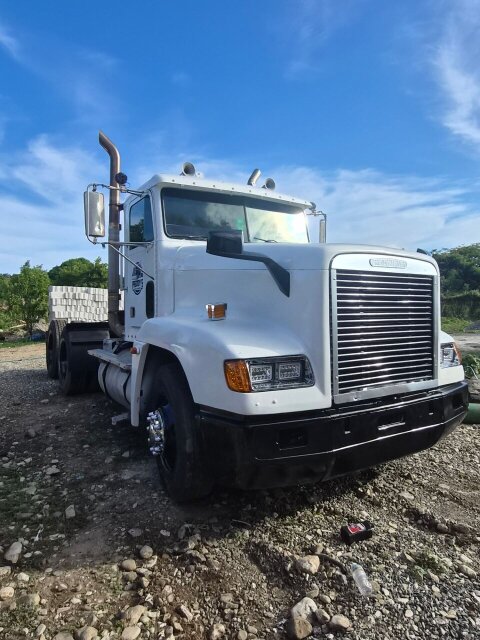 2001 Freightliner FLD120
