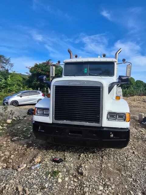 2001 Freightliner FLD120