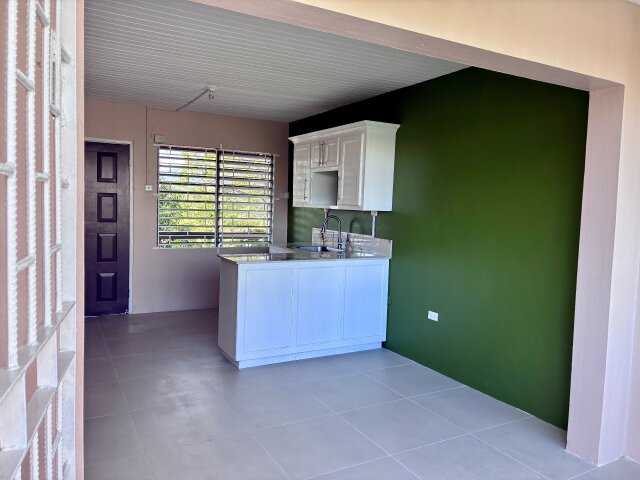 Newly Renovated 1 Bedroom Apartment on Trafalgar