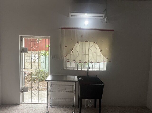 Spacious 1 Bedroom With Private Entrance