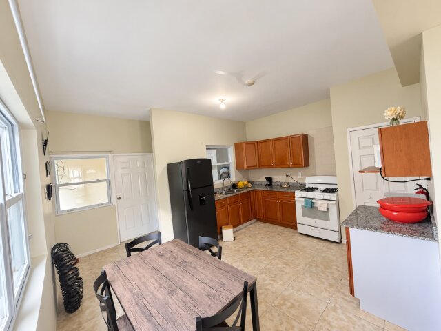2 Bedrooms Townhouse For Rent