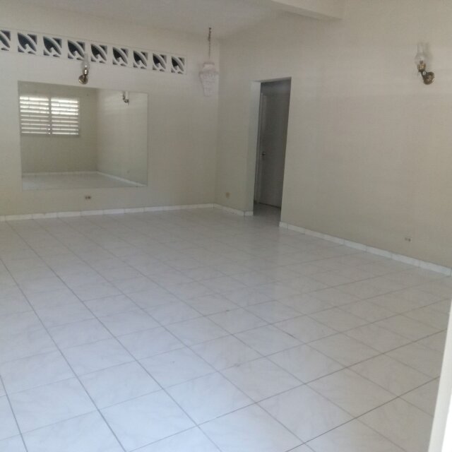 Cozy 3 Bedrooms House, Centrally Located