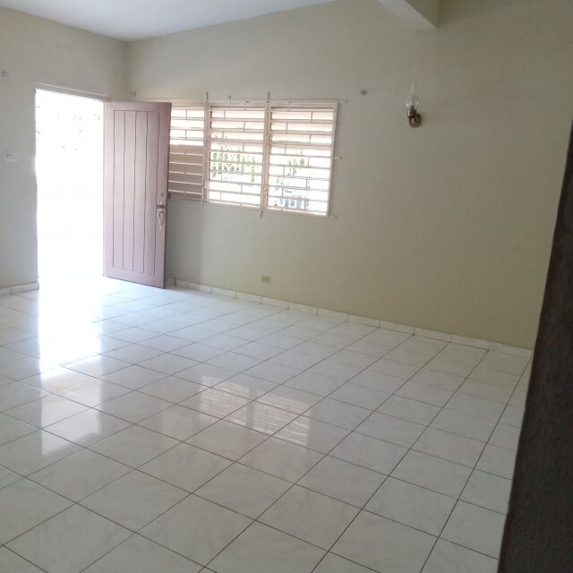 Cozy 3 Bedrooms House, Centrally Located
