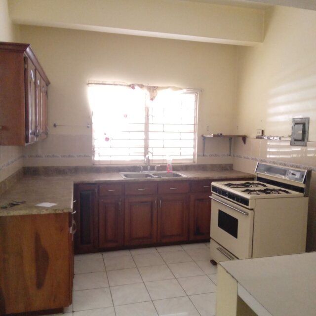 Cozy 3 Bedrooms House, Centrally Located