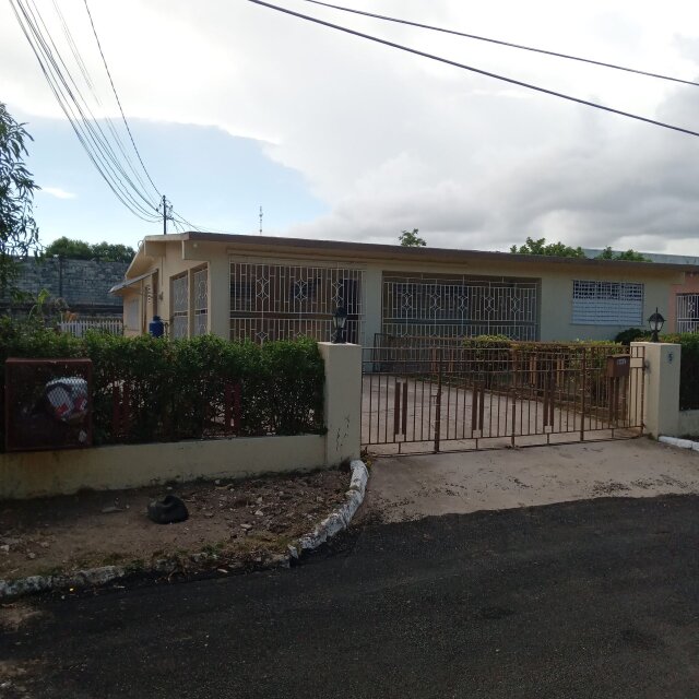 Cozy 3 Bedrooms House, Centrally Located Houses Kingston 10