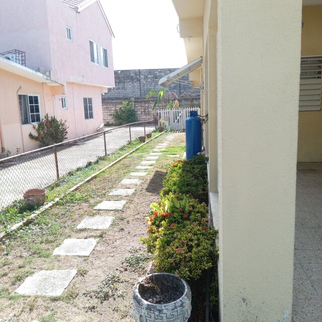 Cozy 3 Bedrooms House, Centrally Located