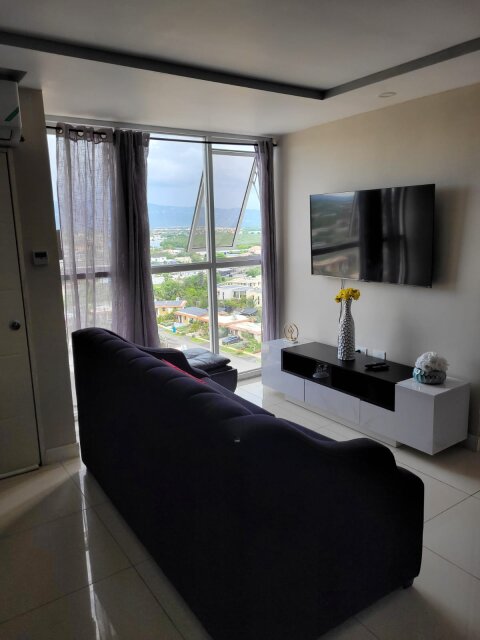 Cozy 2 Bedrooms with Ocean Views on the 8th Floor