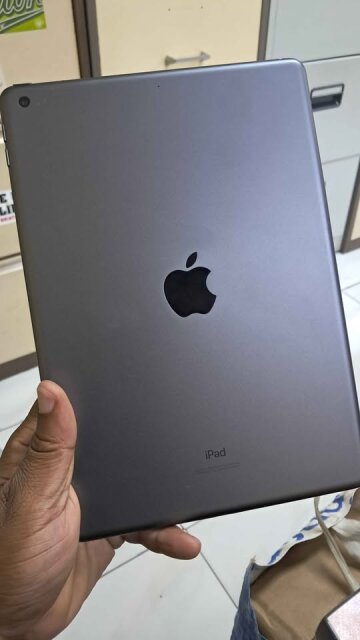 3 Apple Ipads For Sale - 25k Each Free Charger